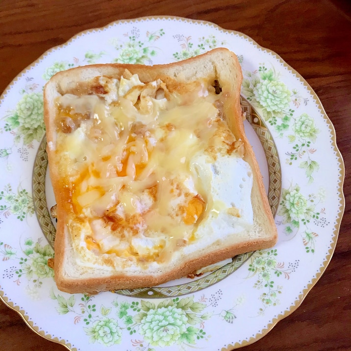 くり抜き食パンの卵チーズホワイトソース